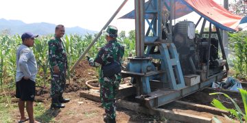Guna Terpenuhinya Sarana Air Bersih Satgas TMMD ke 122, Kodim 0809/Kediri Buat Sumur Bor