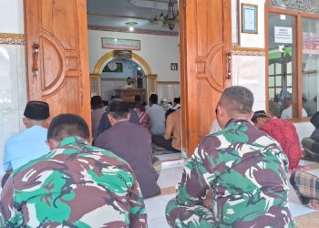 Menumbuhkan Keimanan dan Ketakwaan, Satgas TMMD 122 Kodim 0809/Kediri Shalat Jumat Bersama Warga