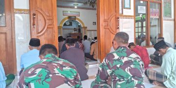 Menumbuhkan Keimanan dan Ketakwaan, Satgas TMMD 122 Kodim 0809/Kediri Shalat Jumat Bersama Warga