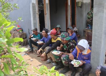 Disela Kegiatan Satgas TMMD Ke 122 Kodim 0809/Kediri Rehat Makan Siang Bersama Warga