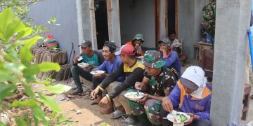 Disela Kegiatan Satgas TMMD Ke 122 Kodim 0809/Kediri Rehat Makan Siang Bersama Warga