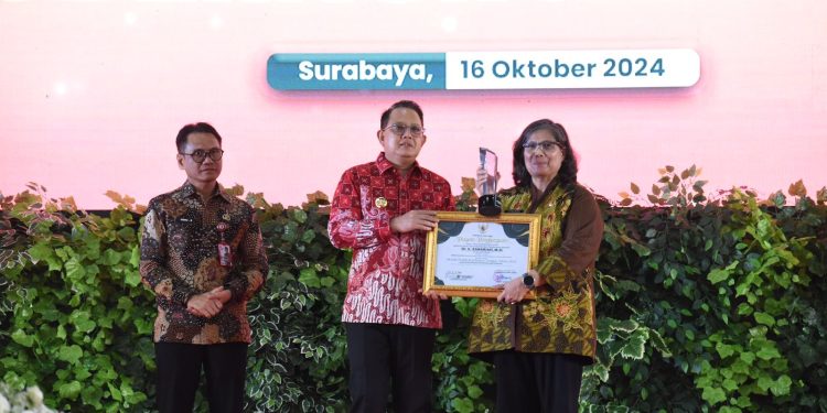 Canangkan Program Sekolah Peduli Inflasi Pj Wali Kota Kediri Kembali Terima Penghargaan Pada Award Peduli Ketahanan Pangan
