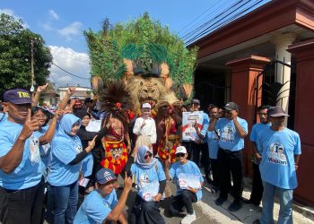 Diiringi Reog dan Jathilan, Mbak Vinanda Door to Door Sapa Warga Ketami