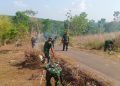 Demi Kelancaran Penutupan TMMD 122, Anggota TNI dan Warga Lakukan Kerja Bakti