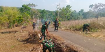 Demi Kelancaran Penutupan TMMD 122, Anggota TNI dan Warga Lakukan Kerja Bakti