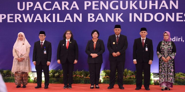 Pj Wali Kota Kediri Ikuti Upacara Pengukuhan Kepala Kantor Perwakilan Bank Indonesia Kediri