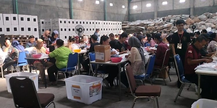 Libatkan Warga Difabel KPU Kota Kediri Memulai Proses Sortir Lipat Surat Suara Pilkada Kota Kediri