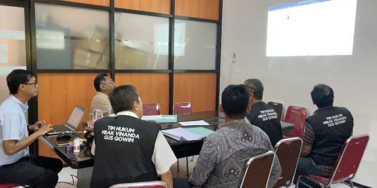 Copot Banner Kampanye Vinanda – Gus Qowim, Oknum Ketua RW di Kota Kediri Dilaporkan Bawaslu