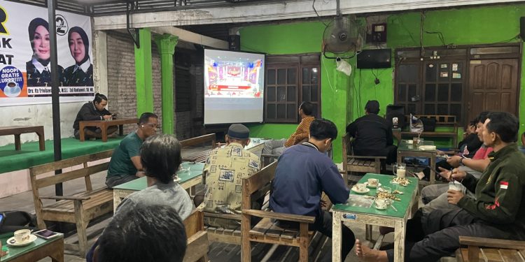 Warga Nganjuk Nobar Debat Calon Bupati 2024 di Warung Mbah Bayan