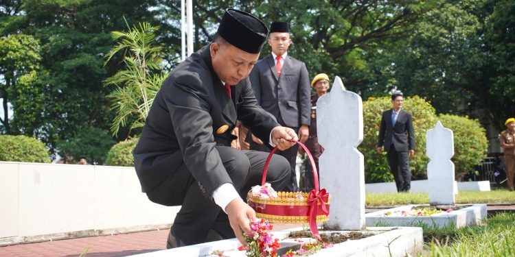 Gelar Ziarah dan Tabur Bunga, Pemkab Kediri Ajak Warga Teladani Sikap Kepahlawanan