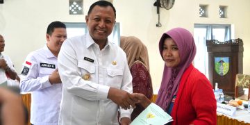 Serahkan Sertifikat PTSL di 2 Desa, Pemkab Kediri Beri 3 Pesan Penting