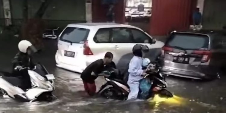 Diguyur Hujan Lebat Jalan Protokol Kota Kediri Banyak Alami Banjir