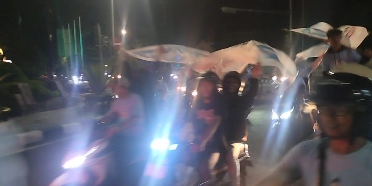 Warga Balowerti Pendukung Mbak Vinanda – Gus Qowim Adakan Konvoi Damai