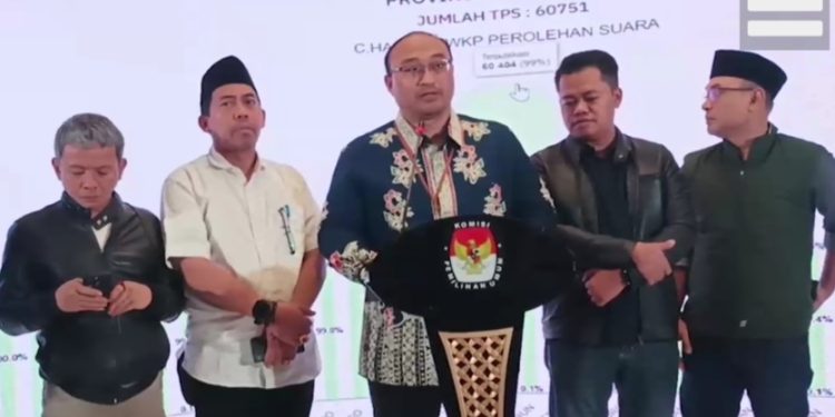 KPU Jatim Berikan Santunan Untuk Petugas Yang Mengalami Musibah Ketika Bertugas