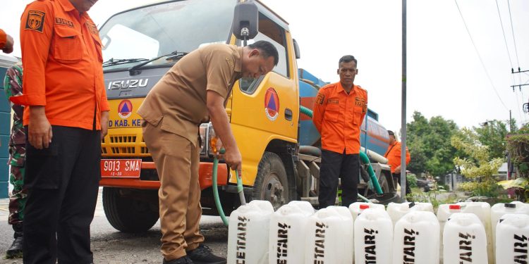 Pemkab Kediri Salurkan 60 Ribu Liter Air Bersih ke Desa Sepawon Setiap Hari