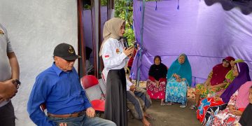 Bedah Rumah Selesai, Ketua RSTN Kota Kediri Vinanda Serahkan Kunci Rumah Baru Rohman