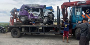 KECELAKAAN KERETA API MATARMAJA KONTRA MOBIL MINIBUS APV DI PERLINTASAN DESA NYAWANGAN KRAS KABUPATEN KEDIRI