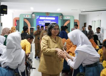 Komitmen Realisasikan Pendidikan Merata di Kota Kediri, Pj Wali Kota Kediri Serahkan Beasiswa Pendidikan
