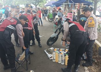 Puluhan Botol Arak Jawa Diamankan Polres Kediri Kota di Acara ANNIVERSARY RX King