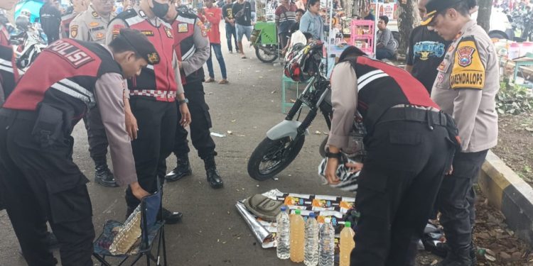 Puluhan Botol Arak Jawa Diamankan Polres Kediri Kota di Acara ANNIVERSARY RX King