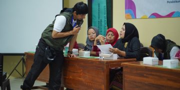 RELAWAN BAKTI PLN DORONG PERLUASAN PEMASARAN PRODUK UMKM DESA POLOSIRI MELALUI PROGRAM SIPETE