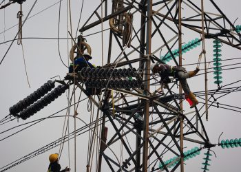 BERHASIL LAKUKAN PENGGANTIAN PERALATAN DI 85 TOWER TRANSMISI PLN UPT CIREBON SIAP SAMBUT NATAL DAN TAHUN BARU 2025