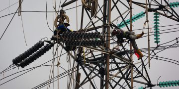 BERHASIL LAKUKAN PENGGANTIAN PERALATAN DI 85 TOWER TRANSMISI PLN UPT CIREBON SIAP SAMBUT NATAL DAN TAHUN BARU 2025