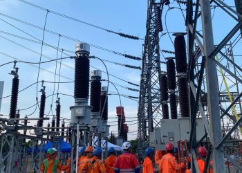JELANG SIAGA NATAL DAN TAHUN BARU, PLN UPT CIREBON BERHASIL LAKUKAN PENGGANTIAN PERALATAN DI 85 TOWER TRANSMISI