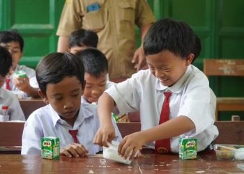 Sambut Hari Bhakti Imigrasi, Kantor Imigrasi Kediri Berbagi Makanan Bergizi di 2(Dua) Sekolah Dasar