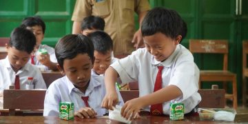 Sambut Hari Bhakti Imigrasi, Kantor Imigrasi Kediri Berbagi Makanan Bergizi di 2(Dua) Sekolah Dasar