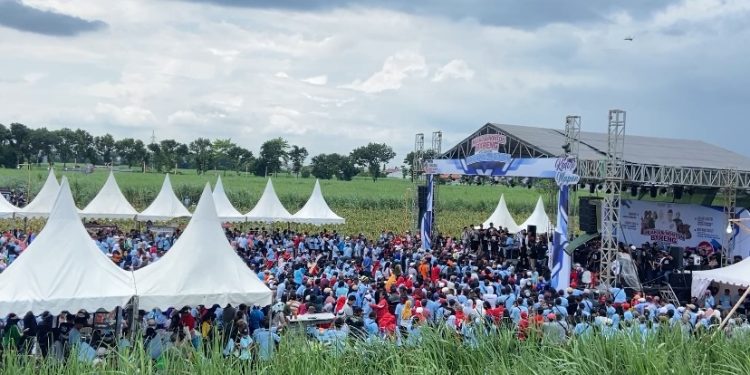 Ribuan Peserta Ikuti Mlaku Bareng Mbak Vinanda – Gus Qowim Berhadiah Beat dan Umrah