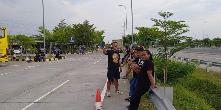 Seribuan Pendukung Persis Solo Geruduk Stadion Brawijaya Kediri