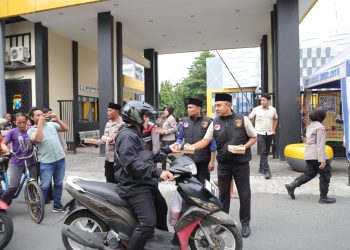 Polres Kediri Berikan Himbauan Kamtibmas Disertai Pembagian Takjil Gratis