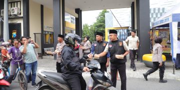 Polres Kediri Berikan Himbauan Kamtibmas Disertai Pembagian Takjil Gratis