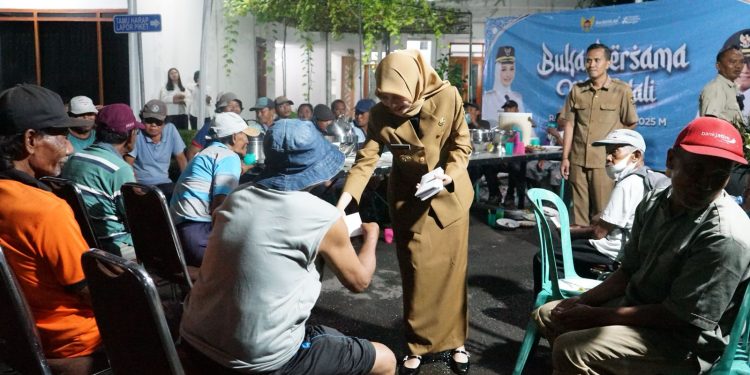 Berbagi Kebahagiaan di Bulan Ramadhan, Wali Kota Kediri Mbak Vinanda Buka Bersama Masyarakat Tidak Mampu