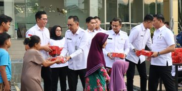 Kepala Kanwil Ditjen Imigrasi Jawa Timur Berbagi Takjil di Kantor Imigrasi Kediri dalam Rangka Safari Ramadan dan Imigrasi Berbagi