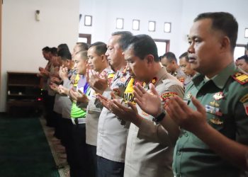 Berikan Penghormatan, Polres Kediri Gelar Sholat Gaib dan Kirim Doa Untuk 3 Anggota Polri yang Gugur Saat Bertugas