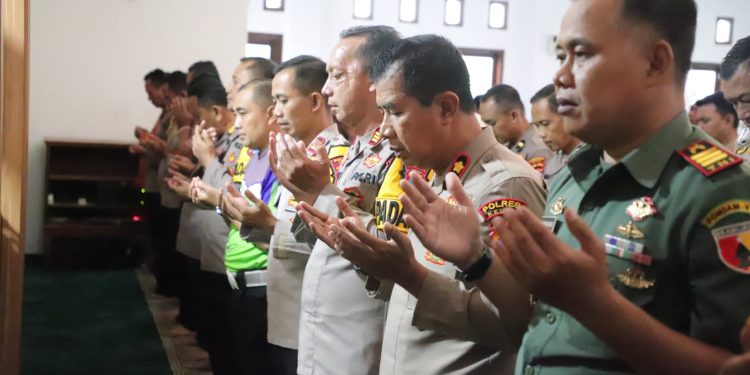 Berikan Penghormatan, Polres Kediri Gelar Sholat Gaib dan Kirim Doa Untuk 3 Anggota Polri yang Gugur Saat Bertugas