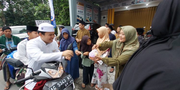 Bagikan Ratusan Takjil Santri Kelas Ammar MI Plus Al Mahmud Blitar Pupuk Kepedulian Dibulan Ramadhan