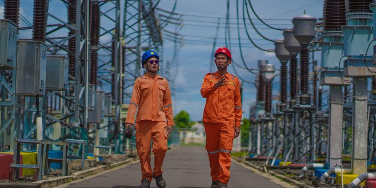 Begini Kisah Personel Siaga PLN, Menjaga Sistem Transmisi Tetap Aman pada Lebaran 2025