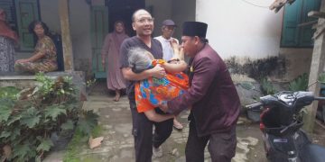 Isak Haru Warnai Penyerahan Program Bedah Rumah RSU Ananda Srengat Blitar