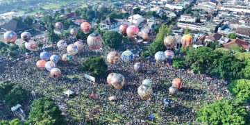 Puluhan Balon Udara di Langit Wonosobo Terbang Meriah Bersama Pasokan Listrik PLN Yang Andal