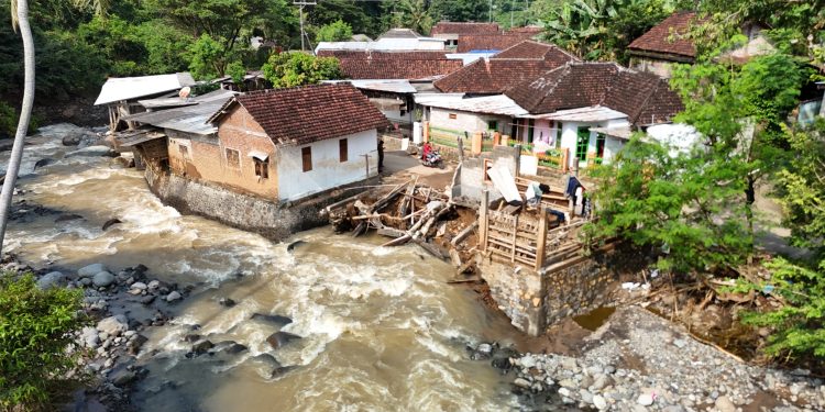 Korban Banjir di Mojo Terus Dicari, Mas Dhito Berharap Mbah Tekad Segera Ditemukan