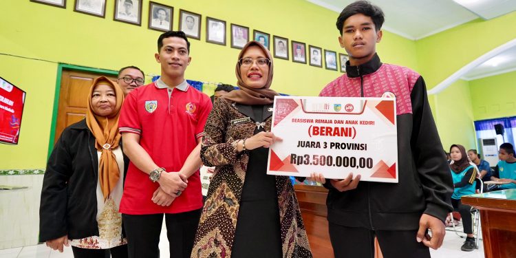 Pemkab Kediri Beri Beasiswa Puluhan Atlet