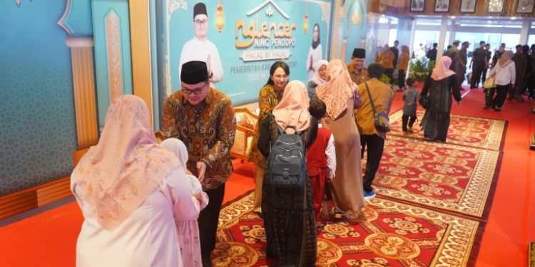 Pegawai Pemkab Kediri dan Instansi Vertikal Halal Bihalal Bareng Mas Dhito di Pendopo