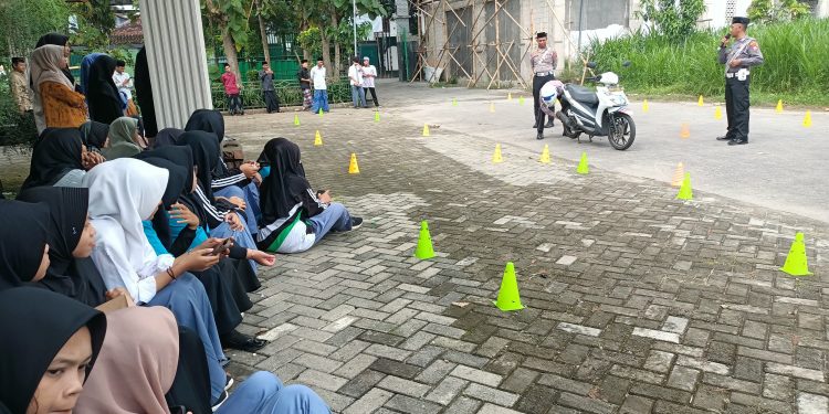 Polres Kediri Kota Gelar Coaching Clinic Road Safety di Ponpes Al Amin
