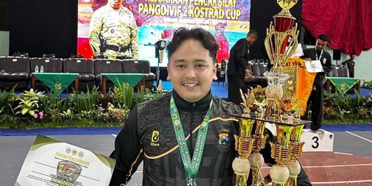 Personel Polres Lamongan, Bripda Sholeh Maulana Raih Medali Emas di Pencak Silat Pangdivif 2 Cup 2025