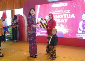 Mbak Cicha Beri Penghargaan Ratusan Orang Tua Hebat di Kediri