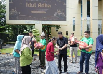 Peringati Idul Adha 1446 Hijriah, Kantor Imigrasi Kediri Bagikan Daging Kurban