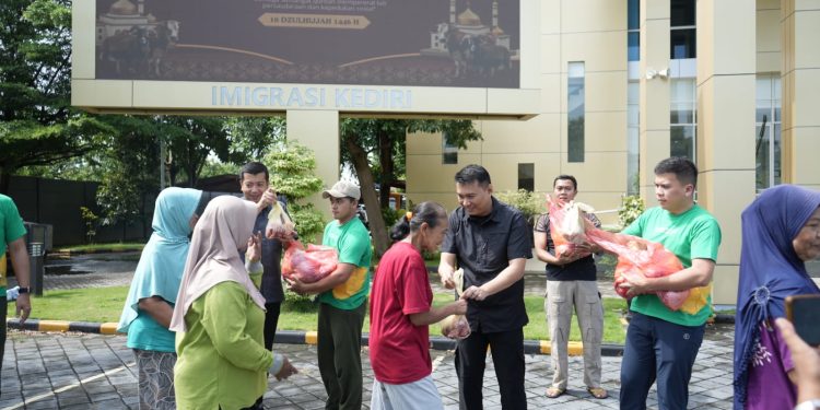 Peringati Idul Adha 1446 Hijriah, Kantor Imigrasi Kediri Bagikan Daging Kurban